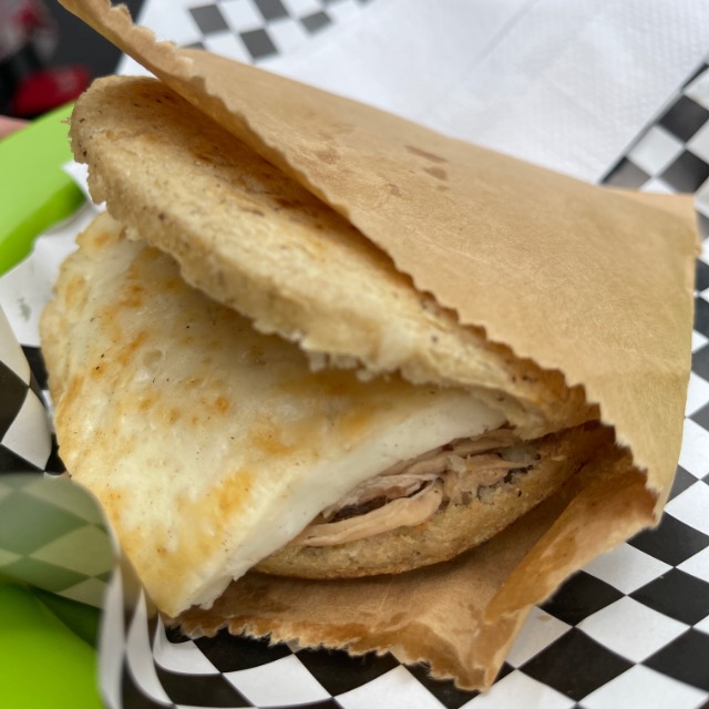 Arepa  pelaá . Urb.Los Palos Grabdes . Caracas